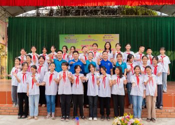 Vietnam Airlines đồng hành cùng Công an TP Hà Nội trao tặng Thư viện xanh cho học sinh vùng cao